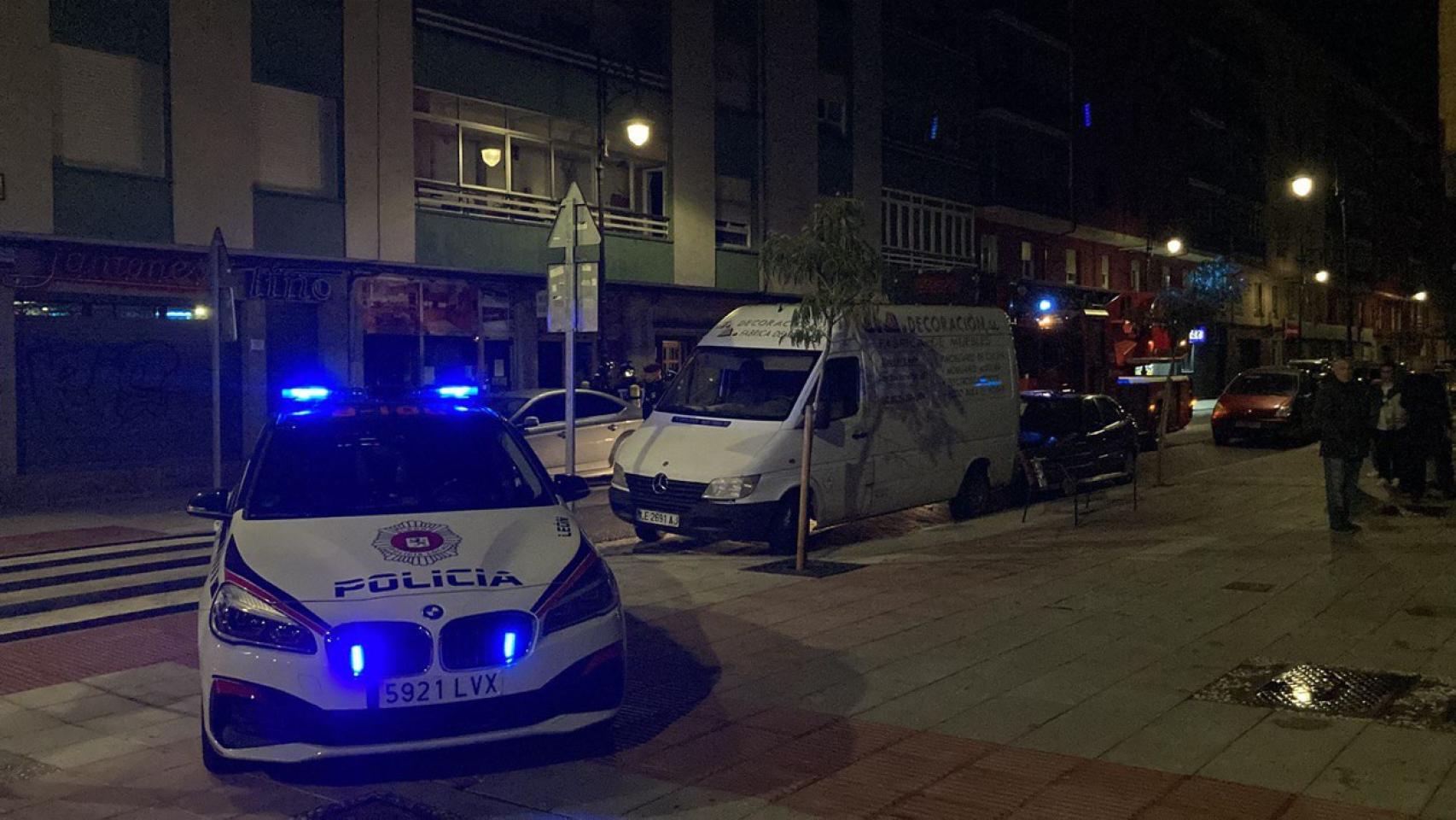 Bomberos y Policía Local trabajando en el edificio afectado por el supuesto escape de gas en León