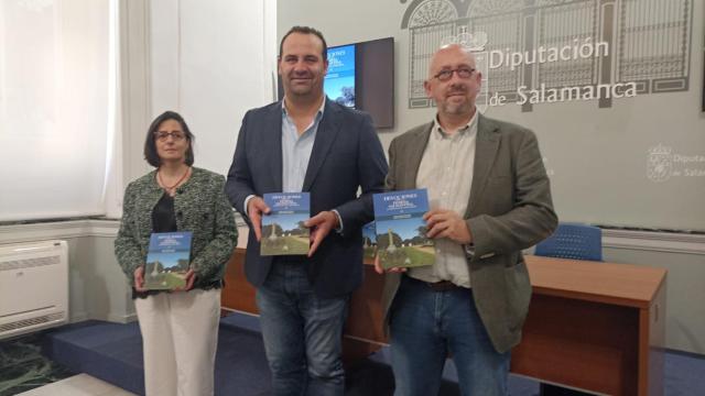 Los autores Beatriz Sánchez Valdelvira y Pedro Javier Cruz Sánchez, junto al dputado de Cultura, David Mingo