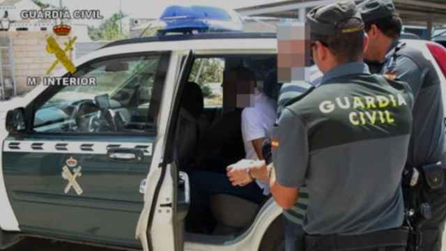 Dos agentes de la Guardia Civil deteniendo a un joven