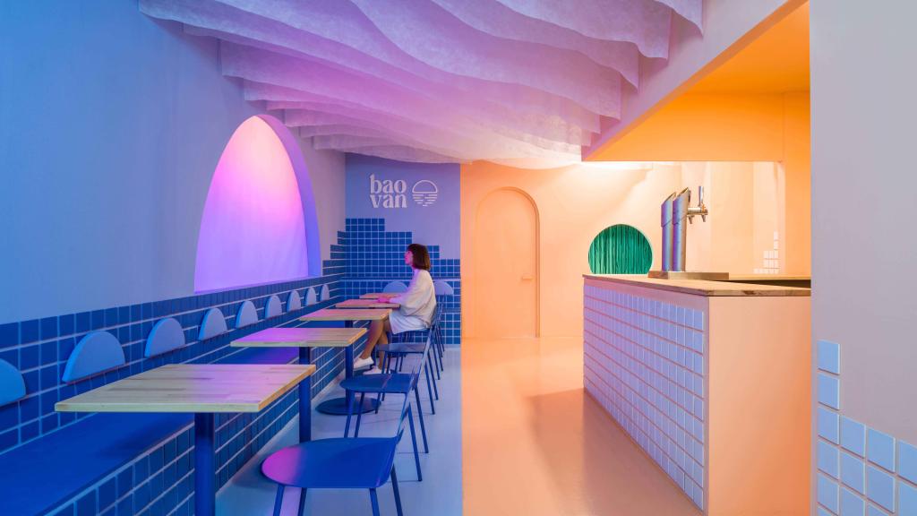 Este restaurante de Valencia tiene el mejor diseño de color del mundo y una sala con luz de Luna.