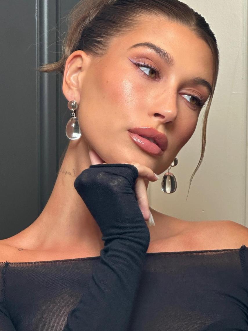 Hailey Bieber con un maquillaje con efecto 'natural glow'.