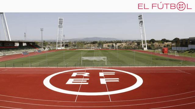 Logo de la RFEF en uno de los campos de la Ciudad del Fútbol de Las Rozas