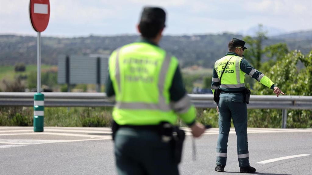 Foto de archivo en la que se ve a dos agentes de Agrupación Tráfico Guardia Civil.