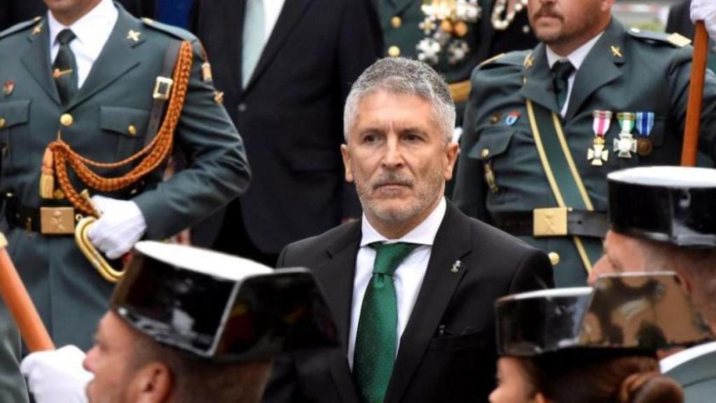 El ministro del Interior en funciones, Grande Marlaska, entre miembros de la Guardia Civil, celebrando el día de la patrona del cuerpo.