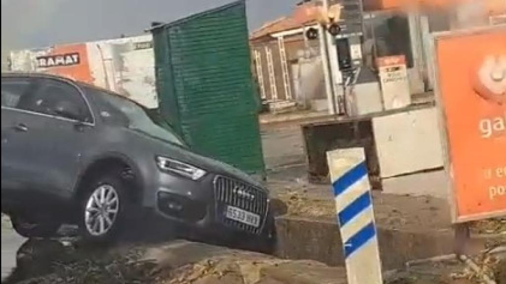 Un coche atrapado tras el reventón húmedo en Burriana, Castellón.