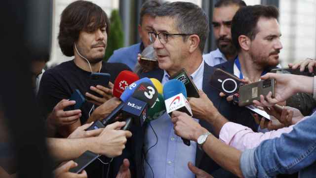 El portavoz del PSOE, Patxi López, ante los medios
