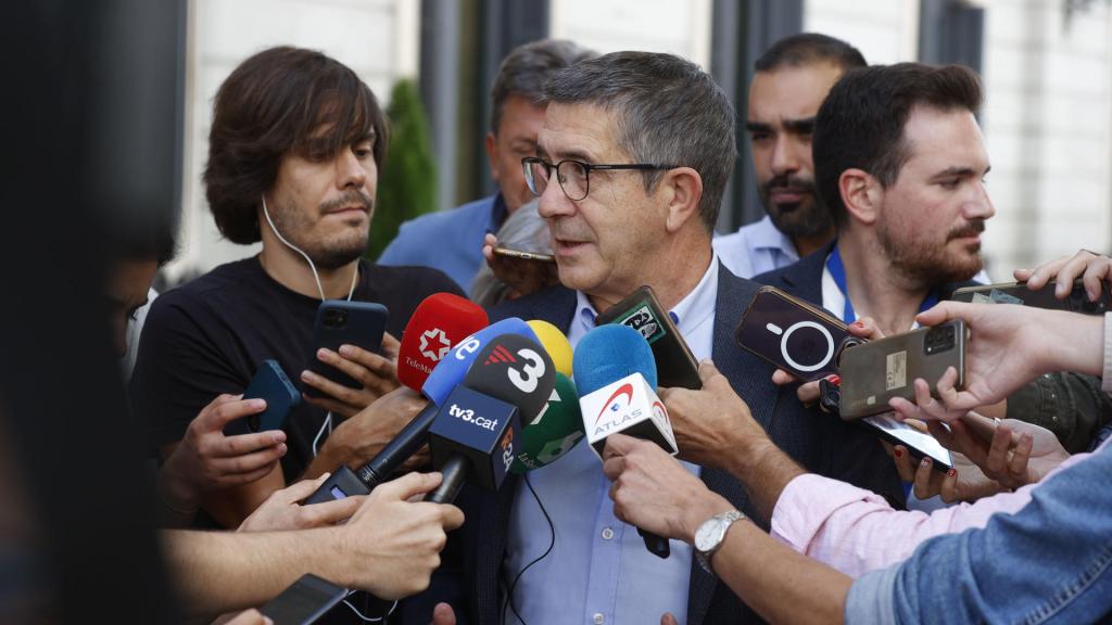 El portavoz del PSOE, Patxi López, ante los medios