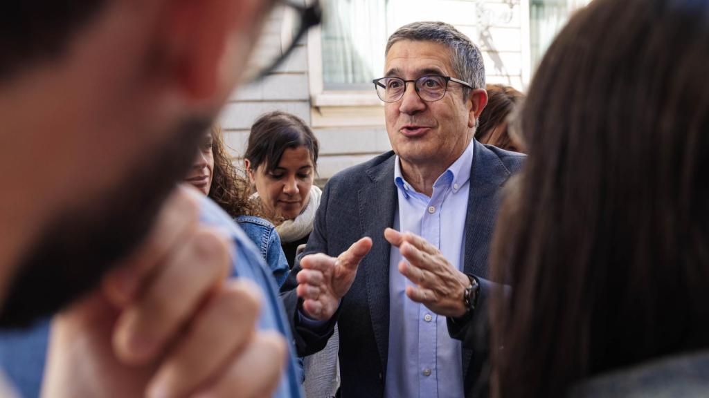 El portavoz del PSOE en el Congreso, Patxi López, atendiendo a los periodistas, este miércoles el patio del Congreso.