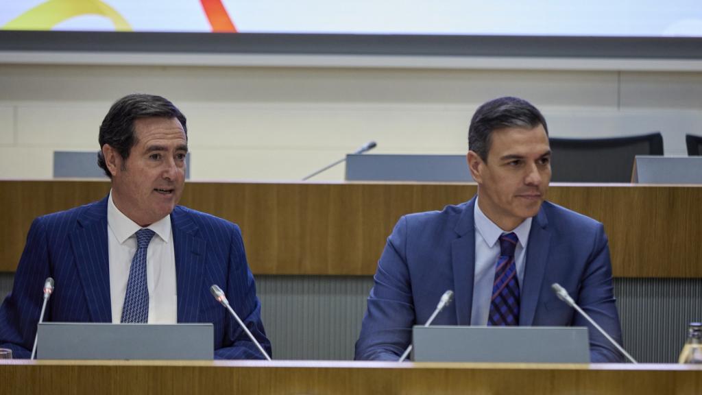 El presidente de la CEOE, Antonio Garamendi (i), y el presidente del Gobierno en funciones, Pedro Sánchez (c), en una imagen de archivo.