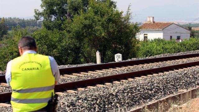 Archivo - Imagen de archivo de las vías del tren en Pizarra donde apareció en 2017 una niña .