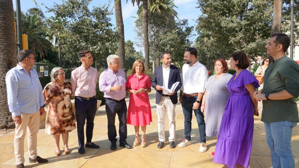 Daniel Pérez, junto a los integrantes del grupo del PSOE en el Ayuntamiento de Málaga.