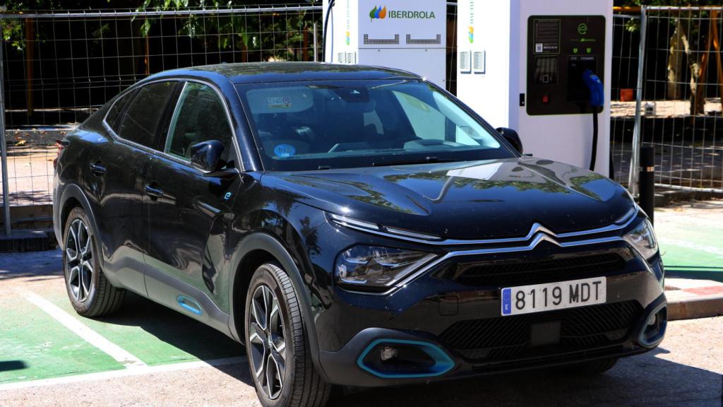 Un coche durante una carga en una estación pública.