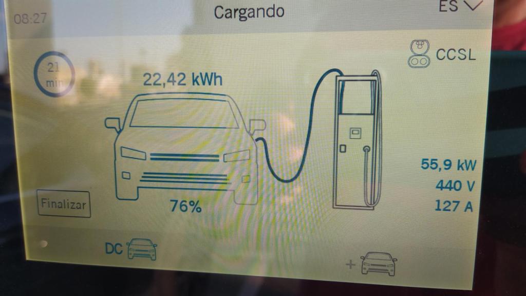 Un momento de la recarga de este coche eléctrico.