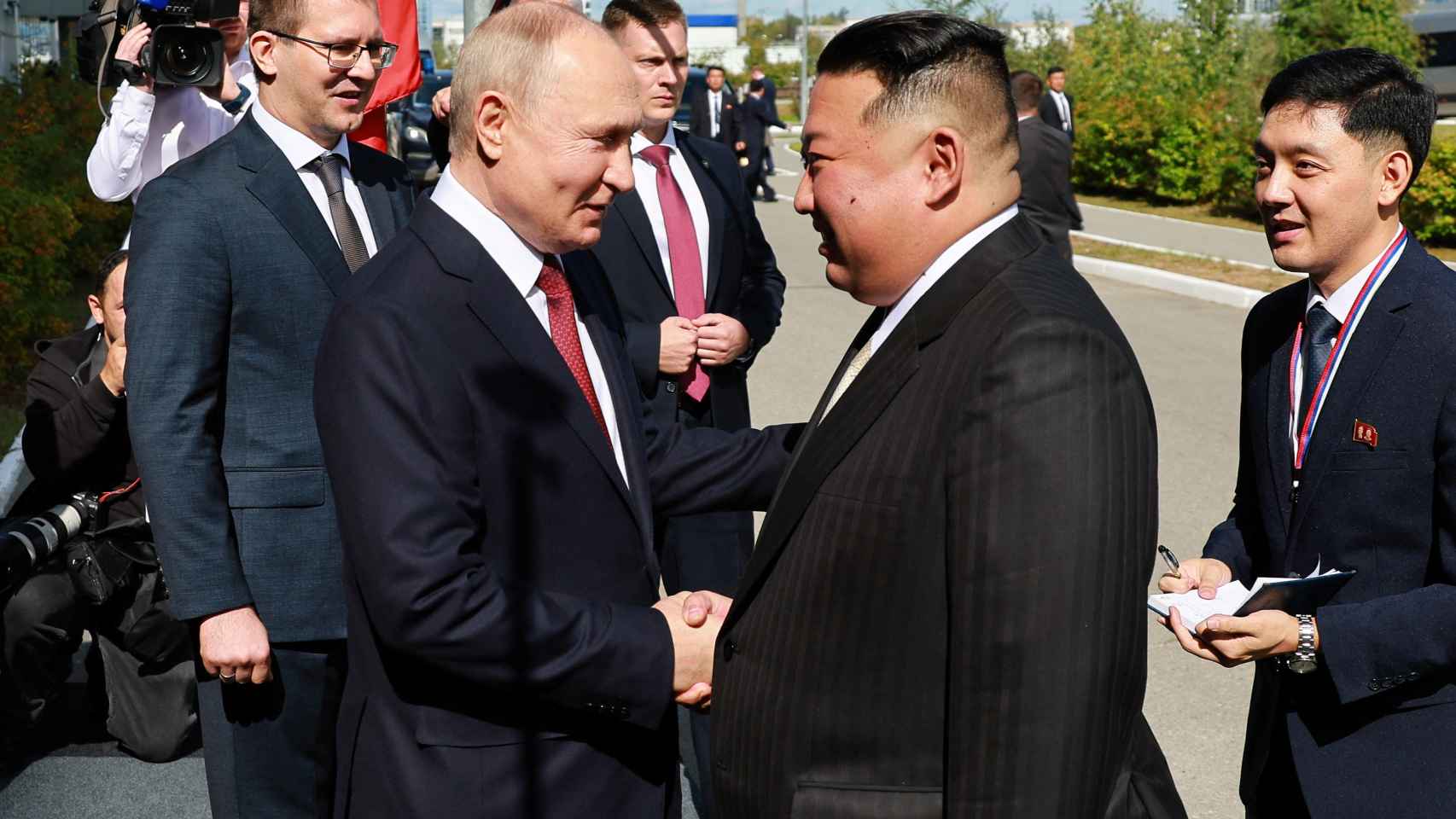 El presidente de Rusia, Vladímir Putin, recibe al líder norcoreano Kim Jong-Un en la región rusa de Amur.