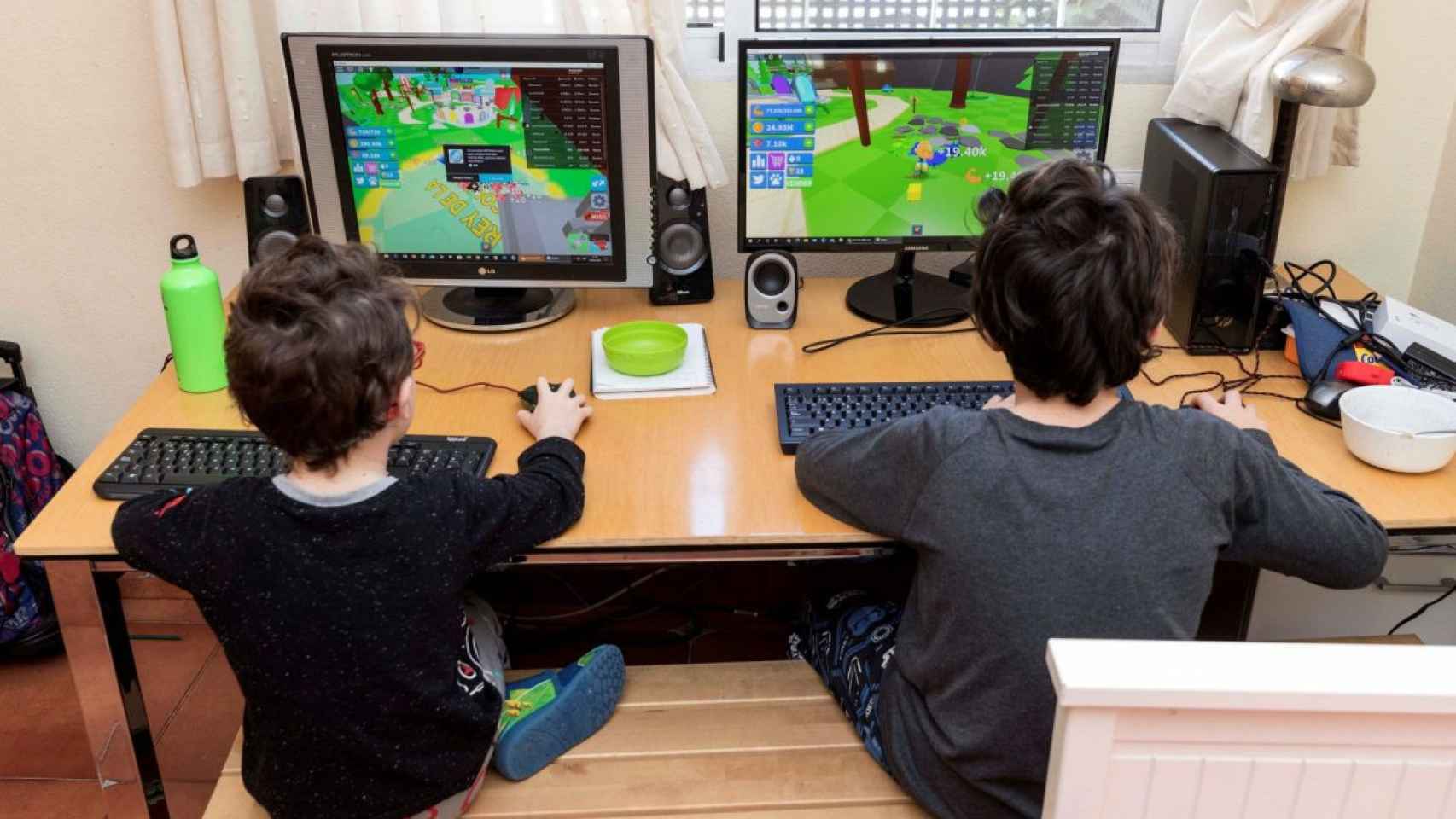 Niños jugando usando el Internet.