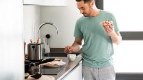 Imagen de un hombre desayunando.