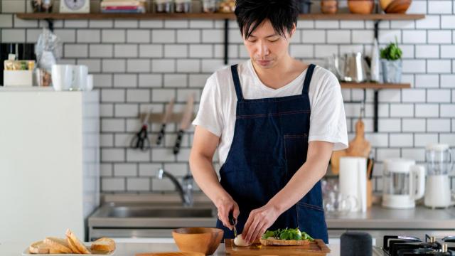 Imagen de un hombre japonés cocinando.
