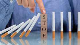 Imagen de una persona poniendo fin al tabaco. Foto: iStock.