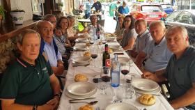 Los invitados al cocido del Dr. Mateo en la puerta del Molino Rojo