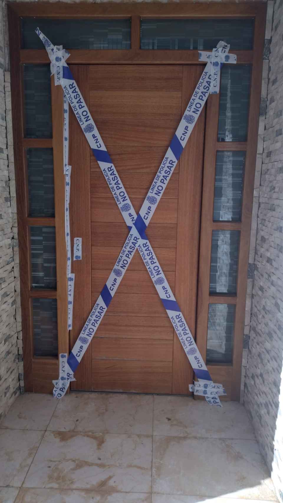 La puerta de la casa de Maravillas precintada por la Policía Nacional.
