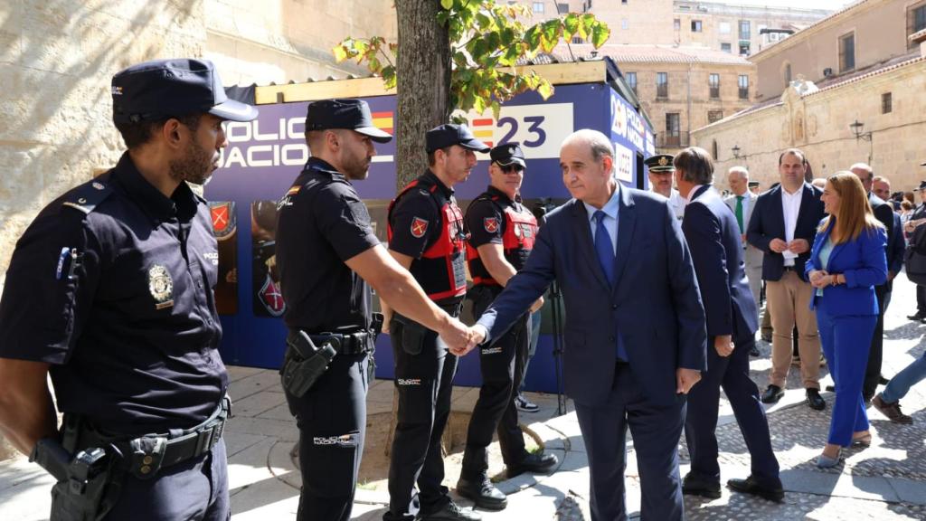 Francisco Pardo saluda a los policías nacionales en su llegada a Salamanca