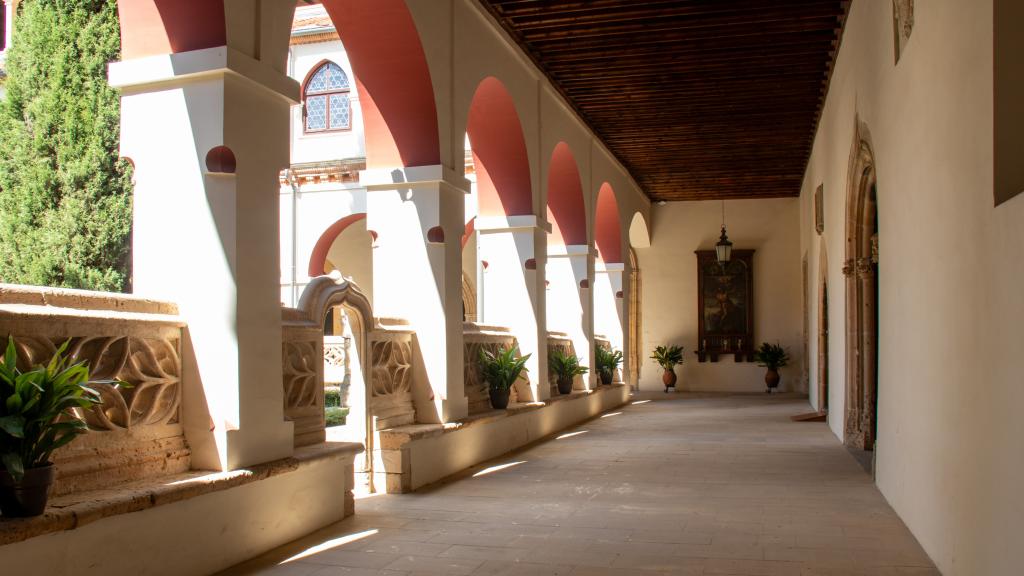 Vista de una de las galerías del claustro; a la izquierda, uno de los arcos que conducen hacia el jardín de la fuente; a la derecha, una puerta que conduce al huerto y otra, al fondo, que da a la sala de estar.