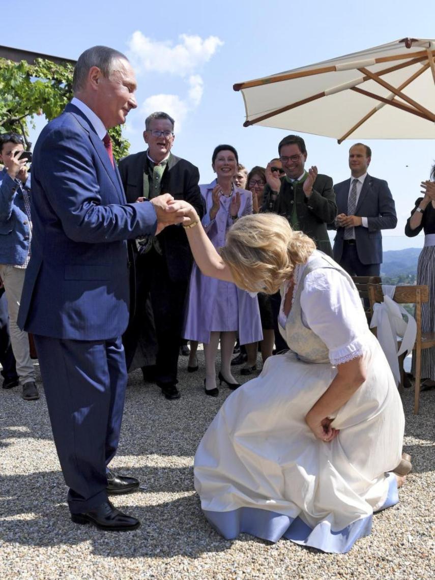 La exministra de Exteriores austriaca, Karin Kneissl, baila con Vladímir Putin el día de su boda, en 2018.