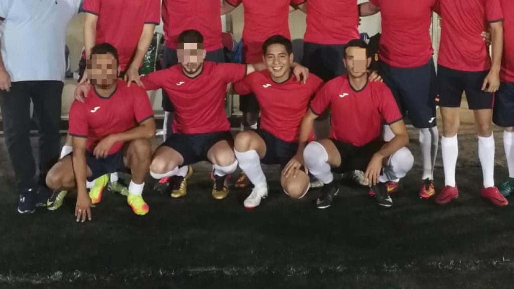 Bryan (c), detenido por la supuesta muerte de Maravillas, en un equipo de fútbol con el que jugó un campeonato en Las Torres de Cotillas.