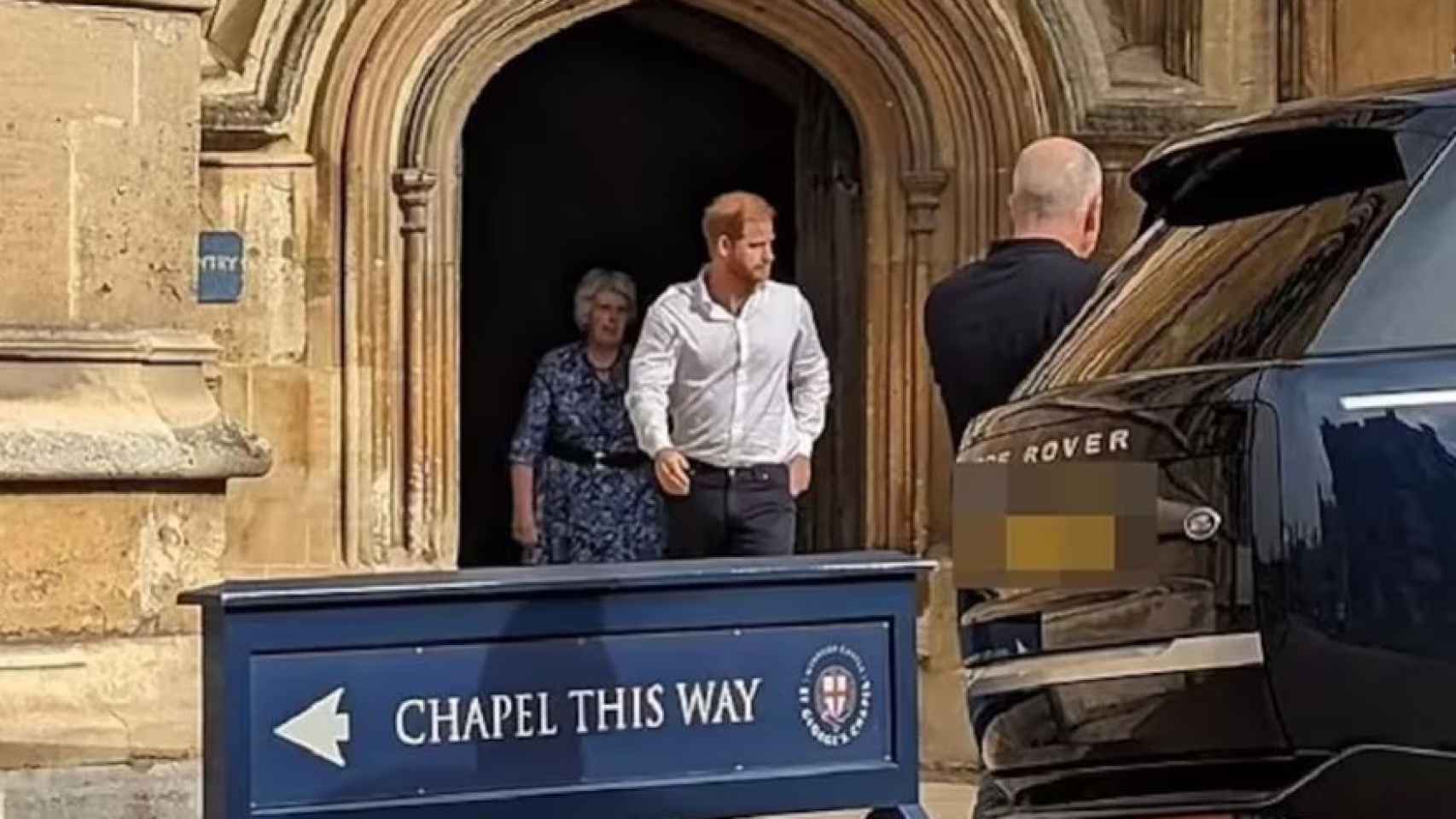 El príncipe Harry tras ver la tumba de su abuela, la Reina.