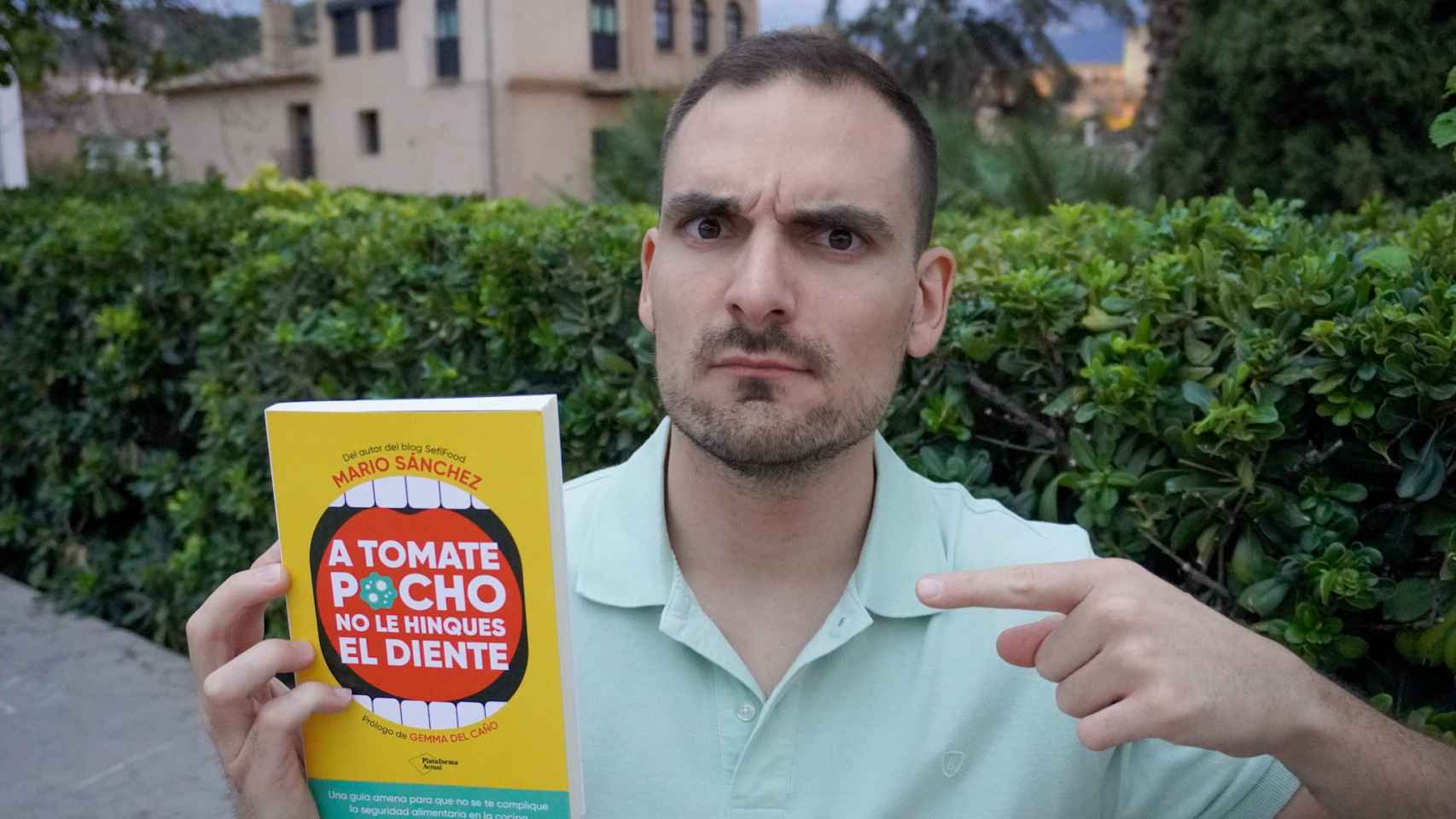 Mario Sánchez señala su libro mientras lanza una mirada inquisidora a aquellos que no lo compren en el FNAC.