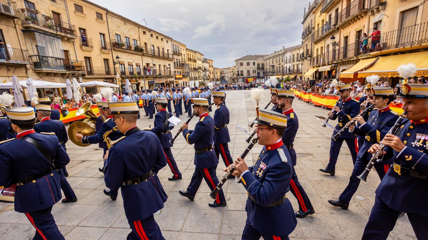 Pasacalles de la Sección de Movimientos Floreados y la Unidad de Música de la Guardia Real en Ciudad Rodrigo