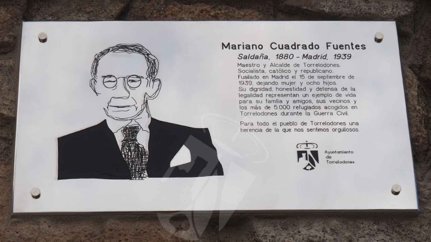 Placa en homenaje de Mariano Cuadrado, en la plaza de Torrelodones que lleva su nombre.