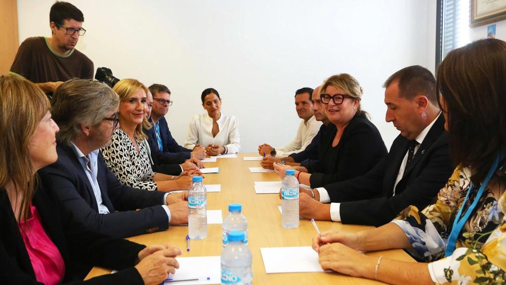 La reunión de técnicos de Diputación y Generalitat en el congreso nacional del agua de Cox.