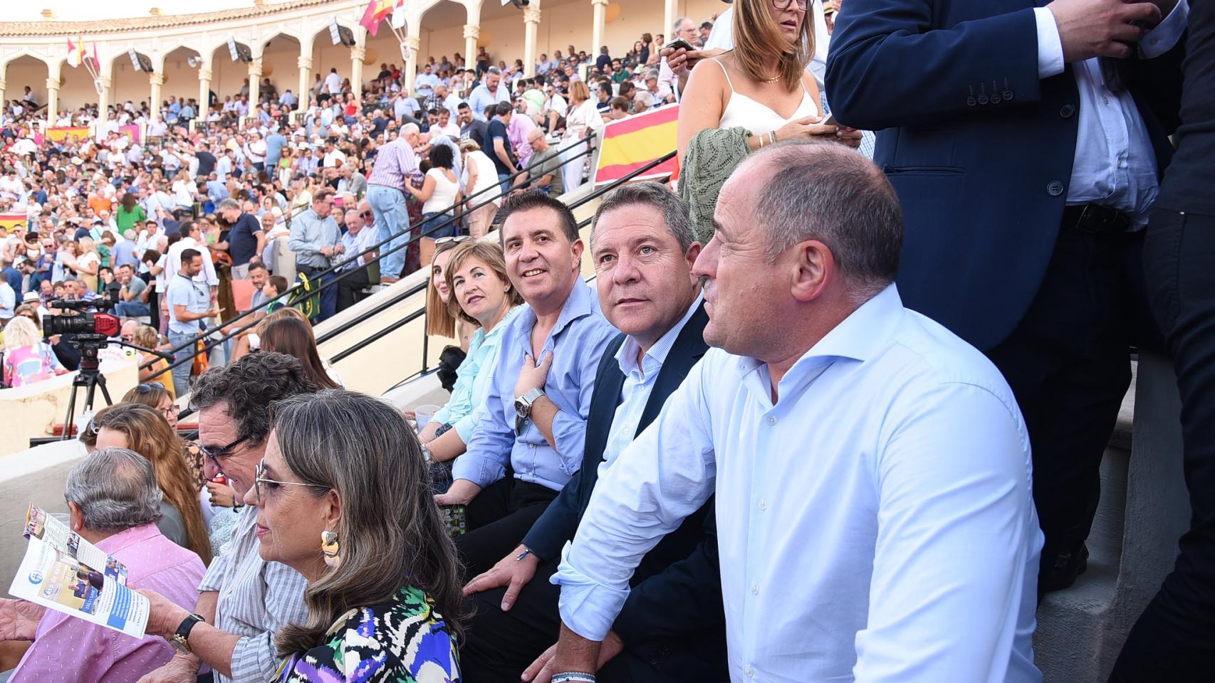 Emiliano García-Page, con Emilio Sáez y otras personas este miércoles en la plaza de toros de Albacete