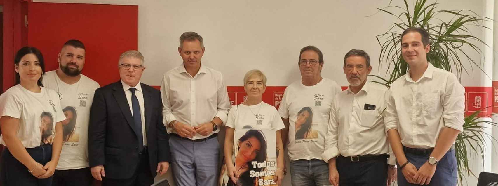 El ministro de Sanidad junto a los hermanos y los padres de Sara Gómez, este jueves, en la sede del PSOE en Murcia.