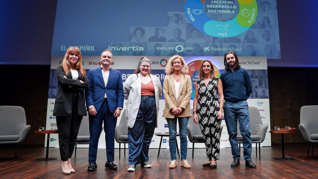 Foto de grupo de la mesa redonda 'Reciclaje y reutilización de materiales en España' (de izq. a dcha., Delia García, Jesús Chapado, Raquel Nogueira, Rocío Miranda de Larra, Isabel López-Rivadulla y Felipe Gángara).