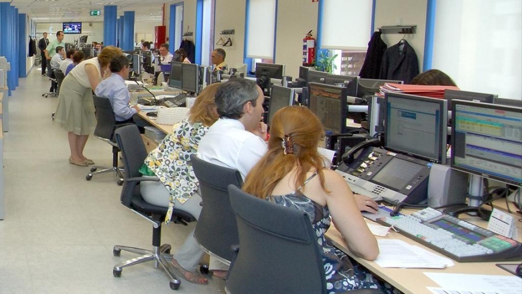 Gente trabajando en una oficina.