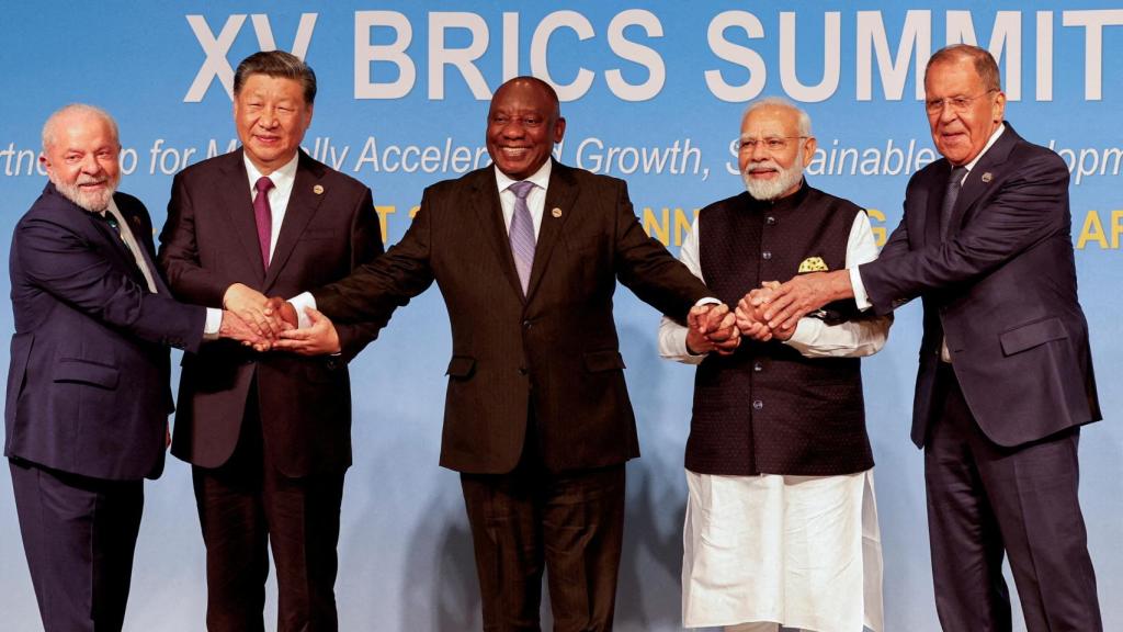 Los presidentes de Brasil, Lula da Silva, China, Xi Jinping, y Sudáfrica, Cyril Ramaphosa, posan junto al primer ministro de India, Narendra Modi, y el ministro de Exteriores Ruso, Sergei Lavrov, durante la reunión anual de los BRICS.