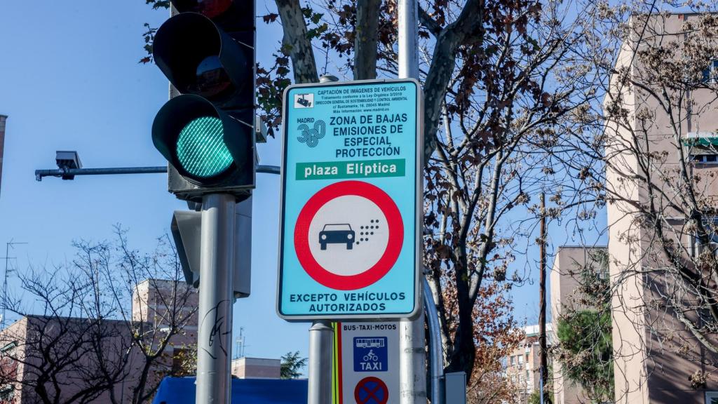 Un cartel anuncia la Zona de Bajas Emisiones (ZBE) en Plaza Elíptica, en Madrid (España).