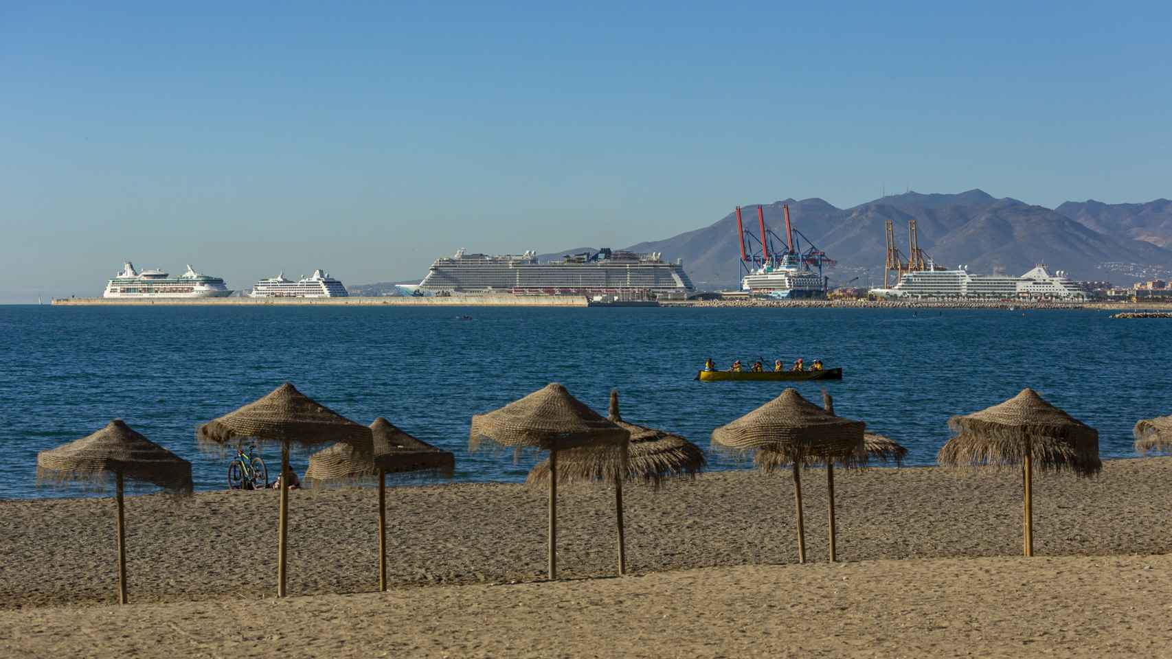 Vista de varios cruceros atracados en el puerto de Málaga.