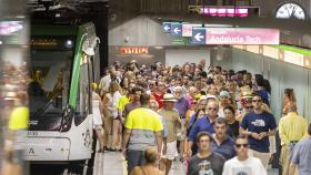 Decenas de pasajeros del Metro de Málaga en una de sus estaciones.