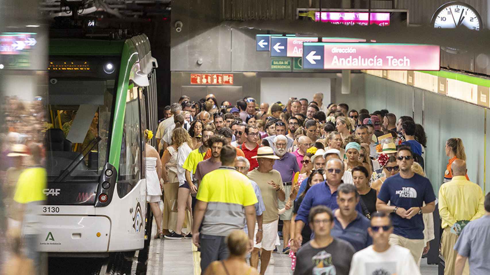 Gran número de pasajeros en el Metro de Málaga.