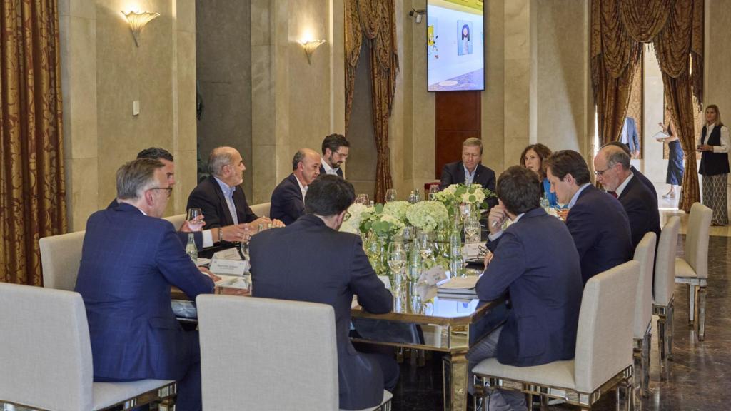 Un momento del encuentro con el CEO de BMW en el Palacio de la Ópera en Madrid.