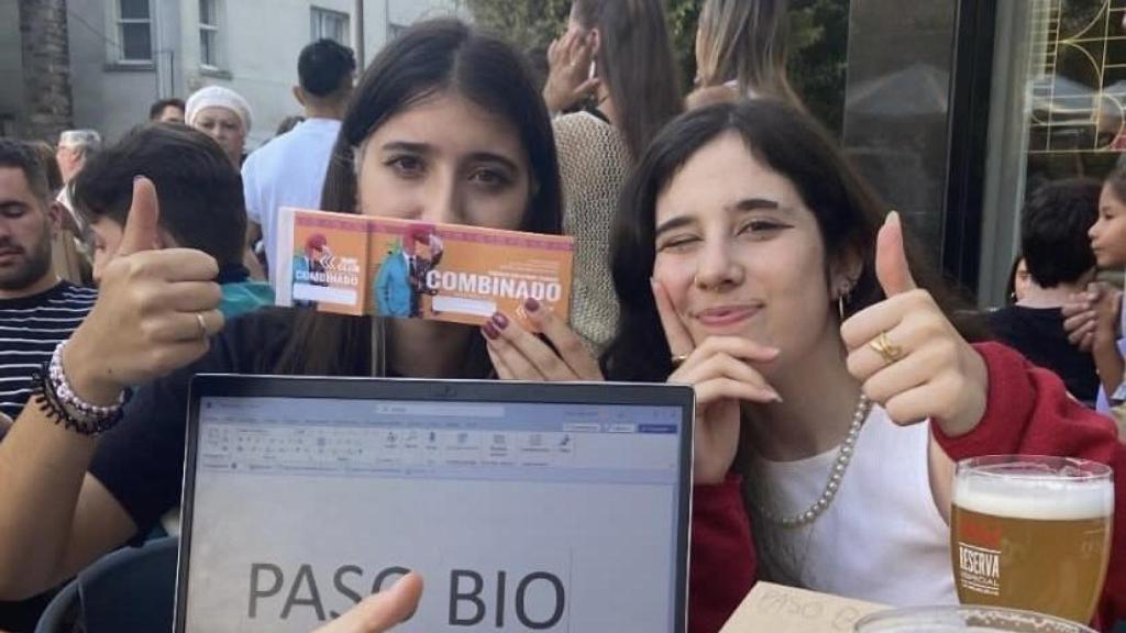 Alumnas del grado de Biología vendiendo entradas para su paso de ecuador