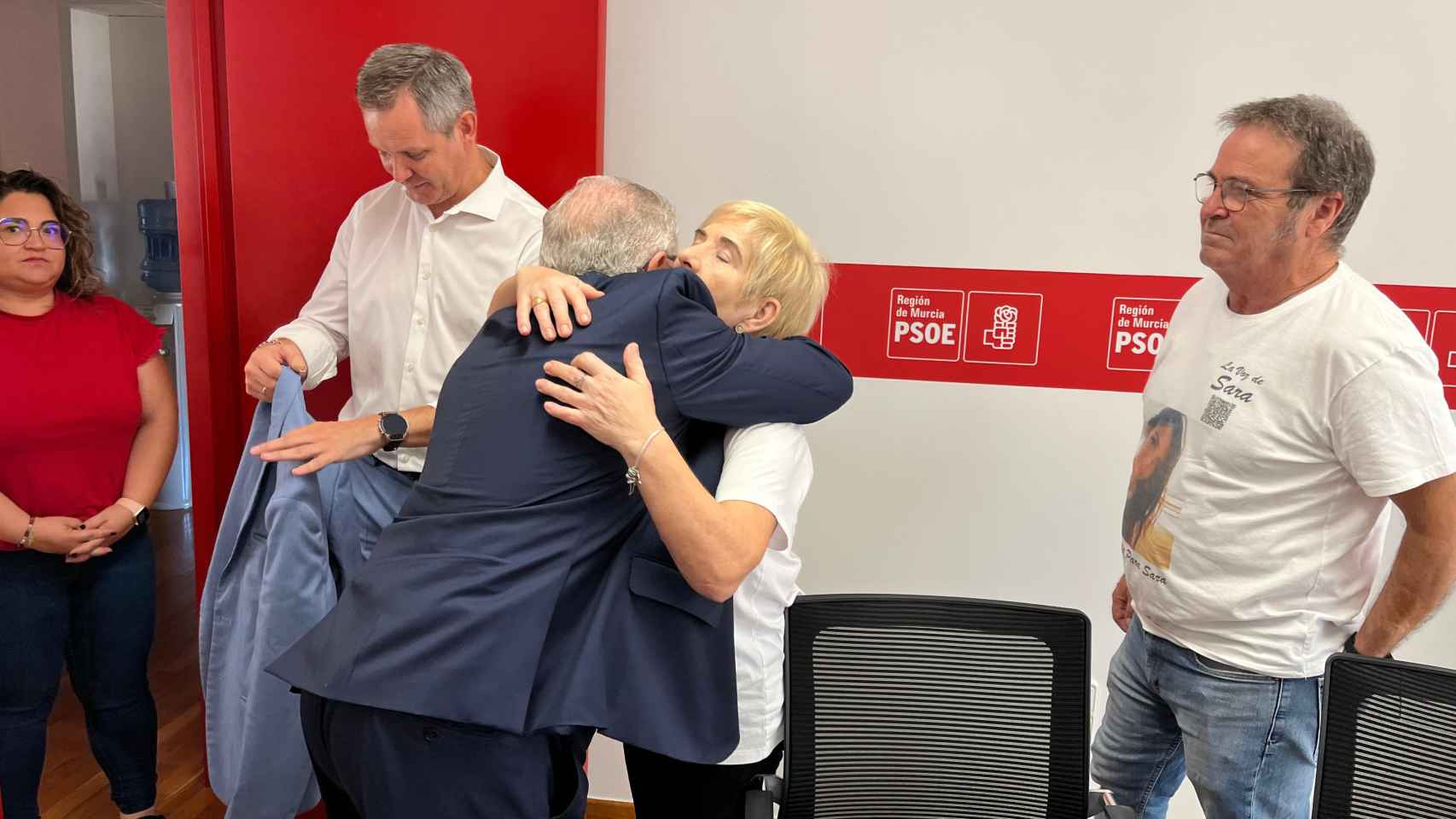 El secretario general del PSOE, Pepe Vélez, este jueves, saludando a Felisa y Damián, los padres de Sara, bajo la atenta mirada del ministro.