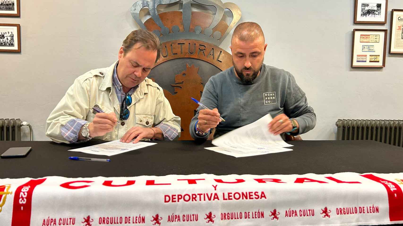 Mario Valladares y Enrique Capdevila, responsable de Adamo en Castilla y León, en la firma