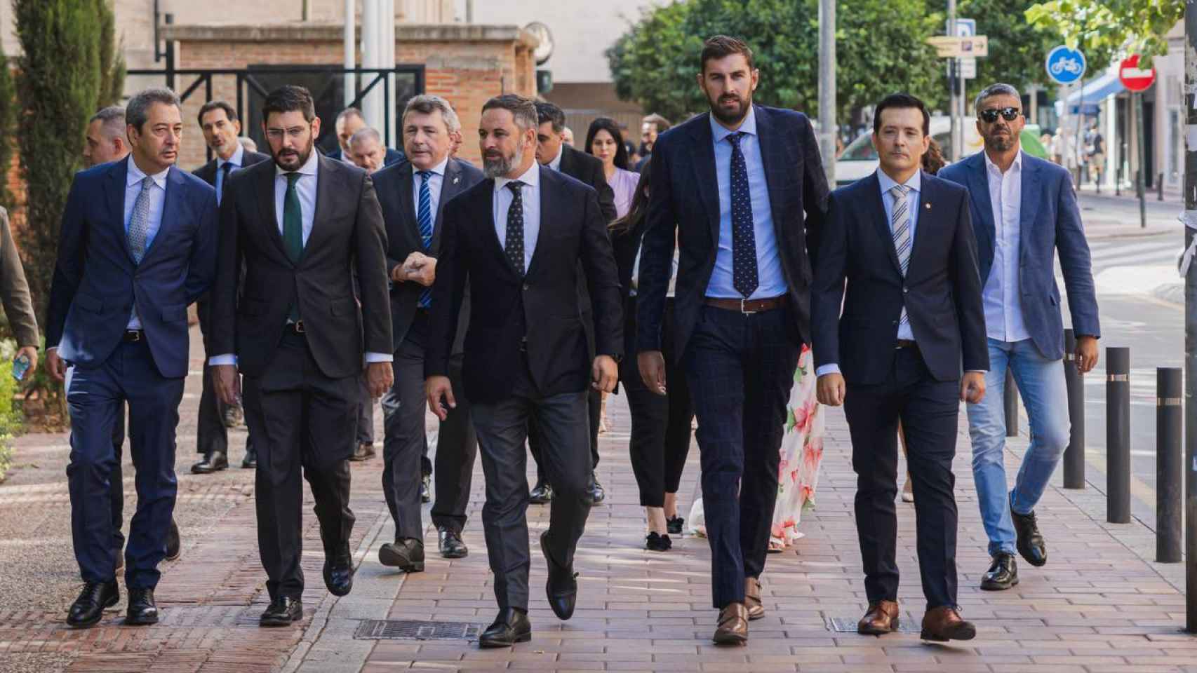 Santiago Abascal, este jueves, a su llegada al Palacio de San Esteban junto al nuevo vicepresidente autonómico, José Ángel Antelo.