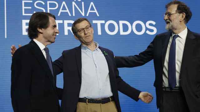 El presidente del PP, Alberto Núñez Feijóo, y los expresidentes del Gobierno José María Aznar y Mariano Rajoy, el pasado febrero.
