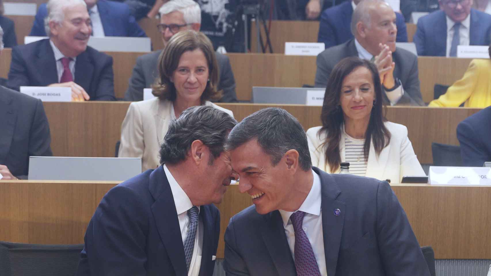 El presidente del Gobierno en funciones, Pedro Sánchez, junto al presidente de la CEOE, Antonio Garamendi, durante la presentación de la propuesta estratégica de la Presidencia española de la UE.