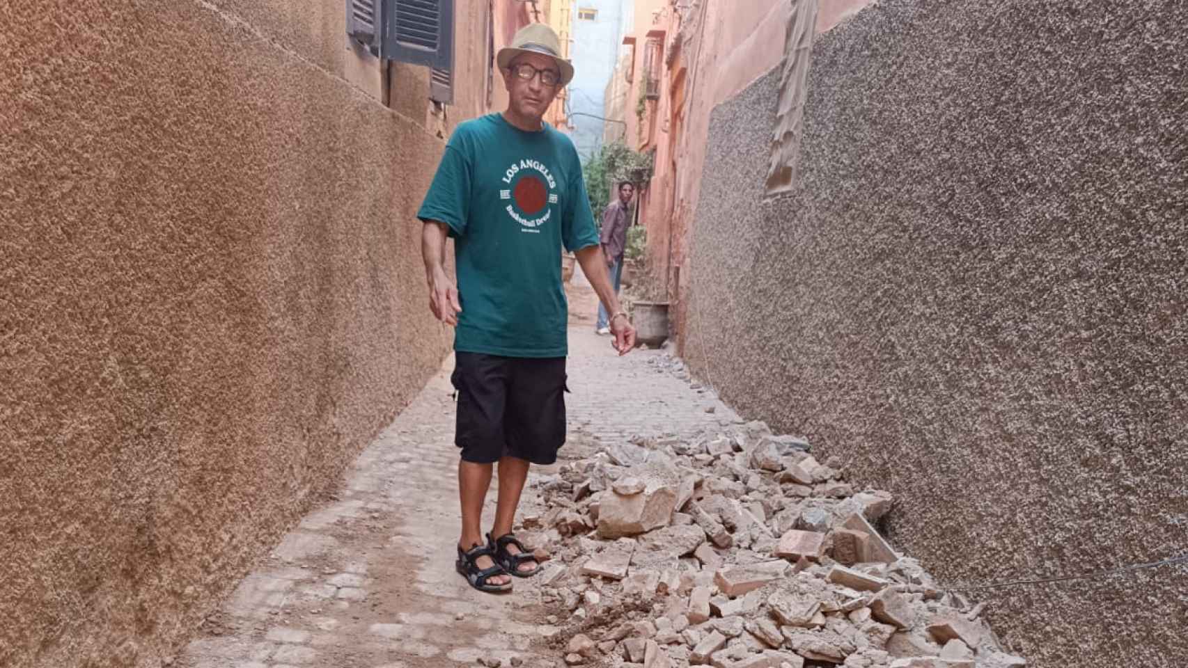 Jamal Resmi, junto a unos escombros después del terremoto. EE.